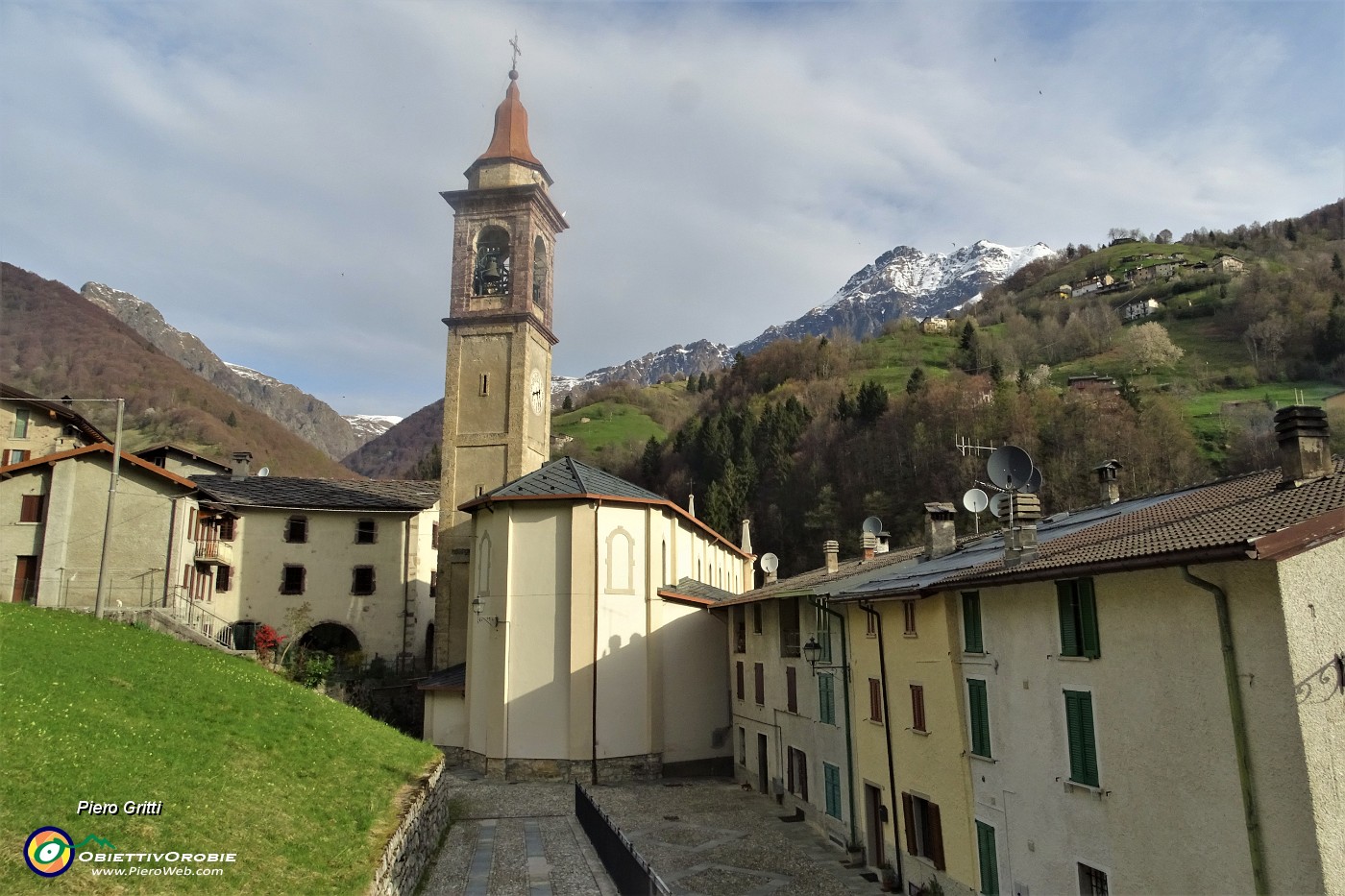 08 La chiesa di Valtorta con vista in Tre Signori.JPG